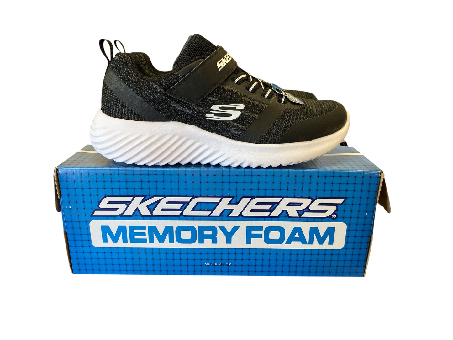 black Skechers boys sneakers, 4.5